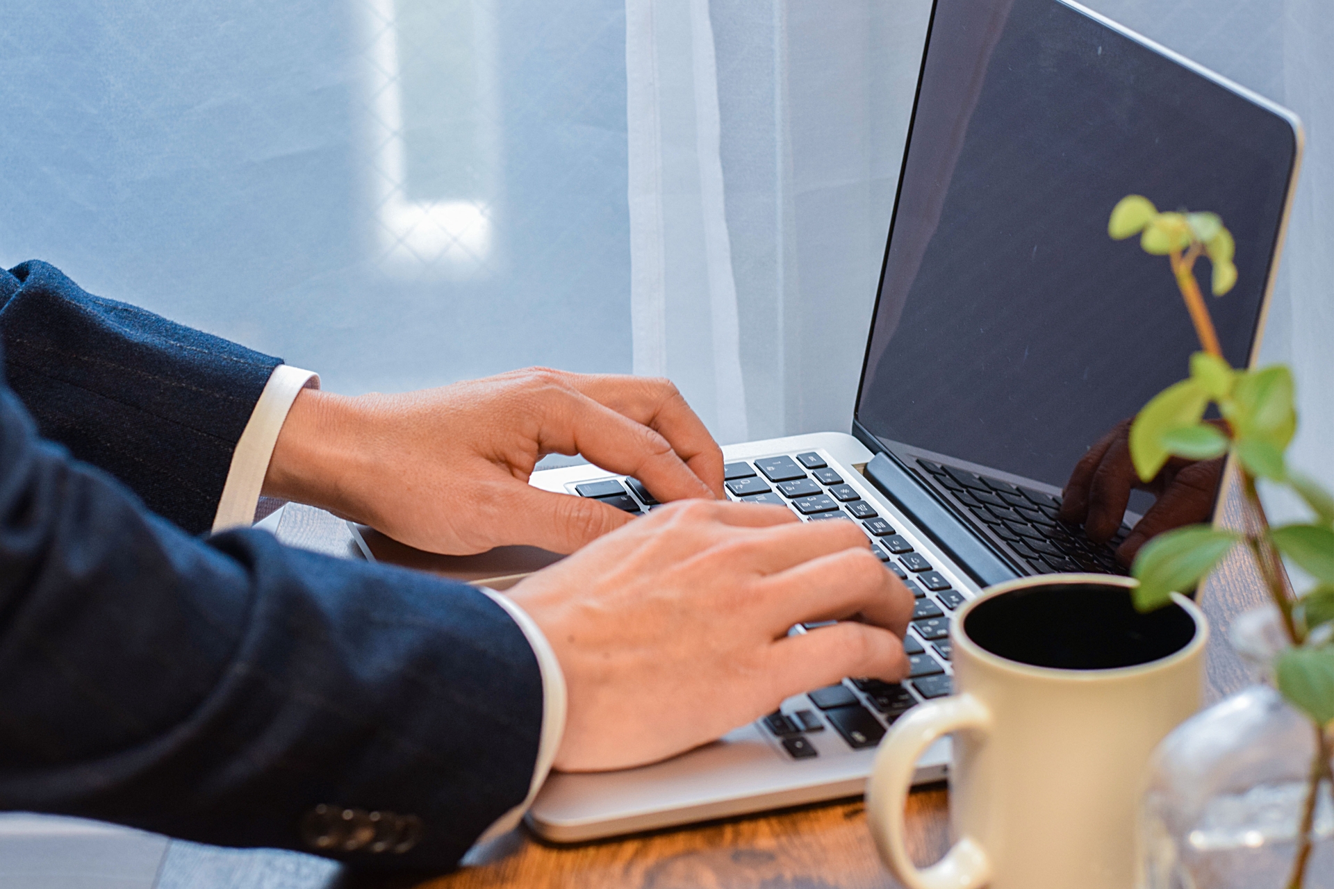 パソコンを捜査している手