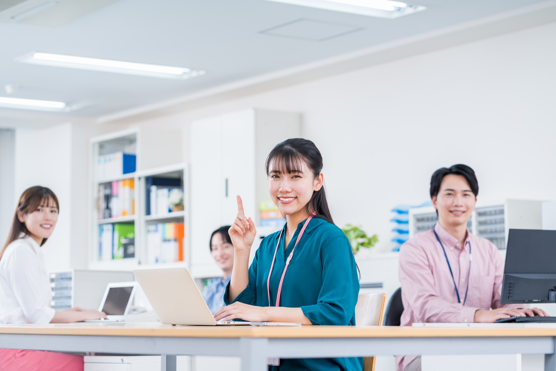 働いている人々